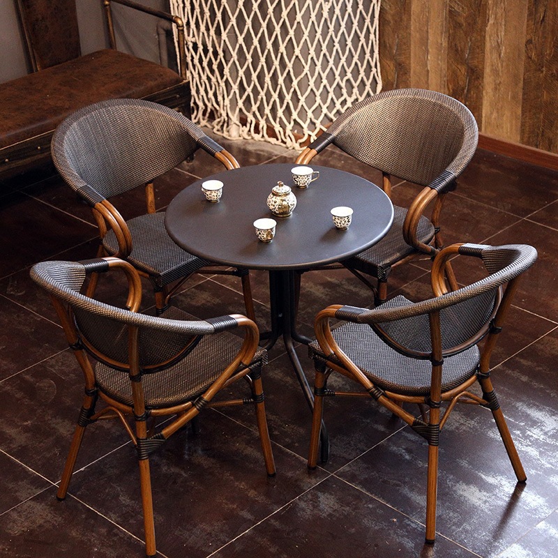 Outdoor Furniture Table And Chairs - Set Meja dan Kursi Luar Ruangan
